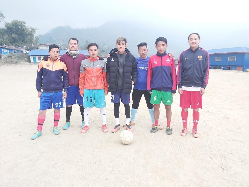 CYCの選手が、オフシーズンに故郷の村で、青少年たちにサッカー指導