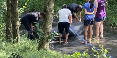 FCレアーレのコーチ達、人工芝の張り替え作業奮闘中！