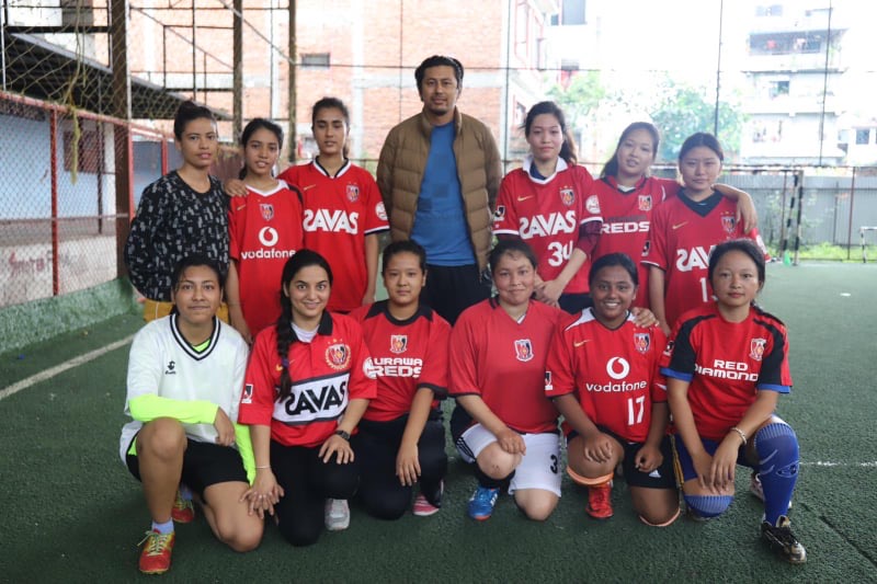 バクタプールに新しく結成された女子サッカーチームに 練習着とサッカーボールを寄贈！We donated training clothes and a soccer ball to the newly formed women’s soccer team in Bhaktapur, Nepal.