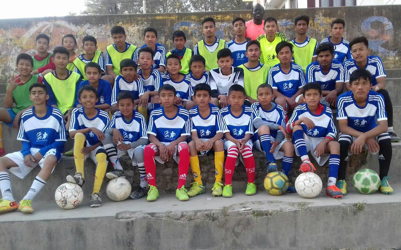 カトマンズの学校のサッカークラブにサッカーボールを寄付！We donated soccer balls to the Kathmandu school