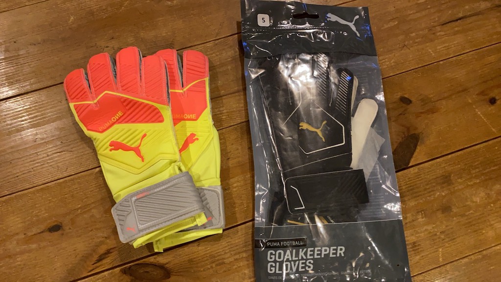 FCレアーレ・ジャパンの小さなゴールキーパーからキーパーグローブの寄付 We had the keeper gloves donated by a small goalkeeper from FC REALE Japan!