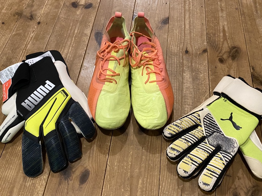 Jリーグ選手から シューズとキーパーグローブ寄付いただきました！J. Leaguer Contributed Us Shoes and Keeper Gloves!