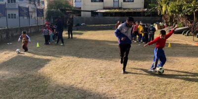FCレアーレ・ネパールコーチがネパールの小学校でサッカー指導