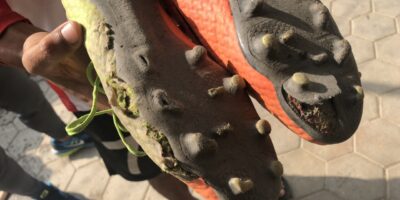 日本代表選手やJリーガーからご寄付いただいた靴をネパールのプロ選手に贈呈！