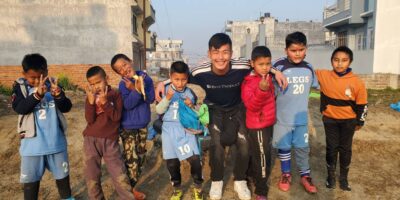 ネパールのレアーレキッズが憧れのプロ選手と朝練！