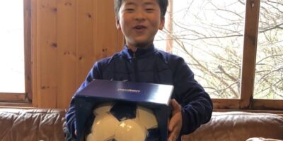FCレアーレ 新4年生の男の子からボールの寄付