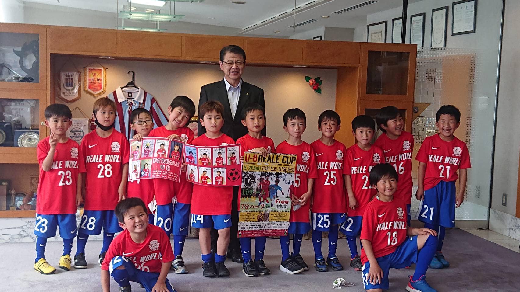 子どもたちが伊東市の小野市長を訪問し、レアーレカップと自分たちの夢を語る！
