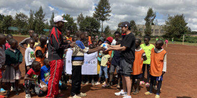 レアーレカップで子どもたちから寄付された靴をケニアの子どもたちにお届けしました！