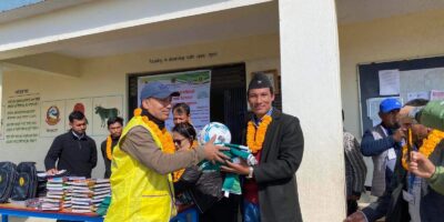 ネパールのライオンズクラブと連携して村の学校にボールとウエアを寄付！