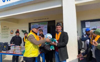 ネパールのライオンズクラブと連携して村の学校にボールとウエアを寄付！