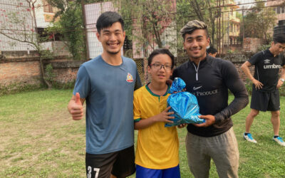 栗山優也選手とAnishコーチが、カトマンズにある日本の補習授業校にて、子どもたちとサッカー交流