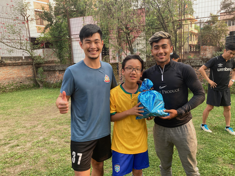 栗山優也選手とAnishコーチが、カトマンズにある日本の補習授業校にて、子どもたちとサッカー交流