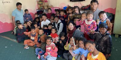 FCレアーレのコーチたちがネパールの公立学校の子どもたちに歯磨き講習会＆歯ブラシの寄付