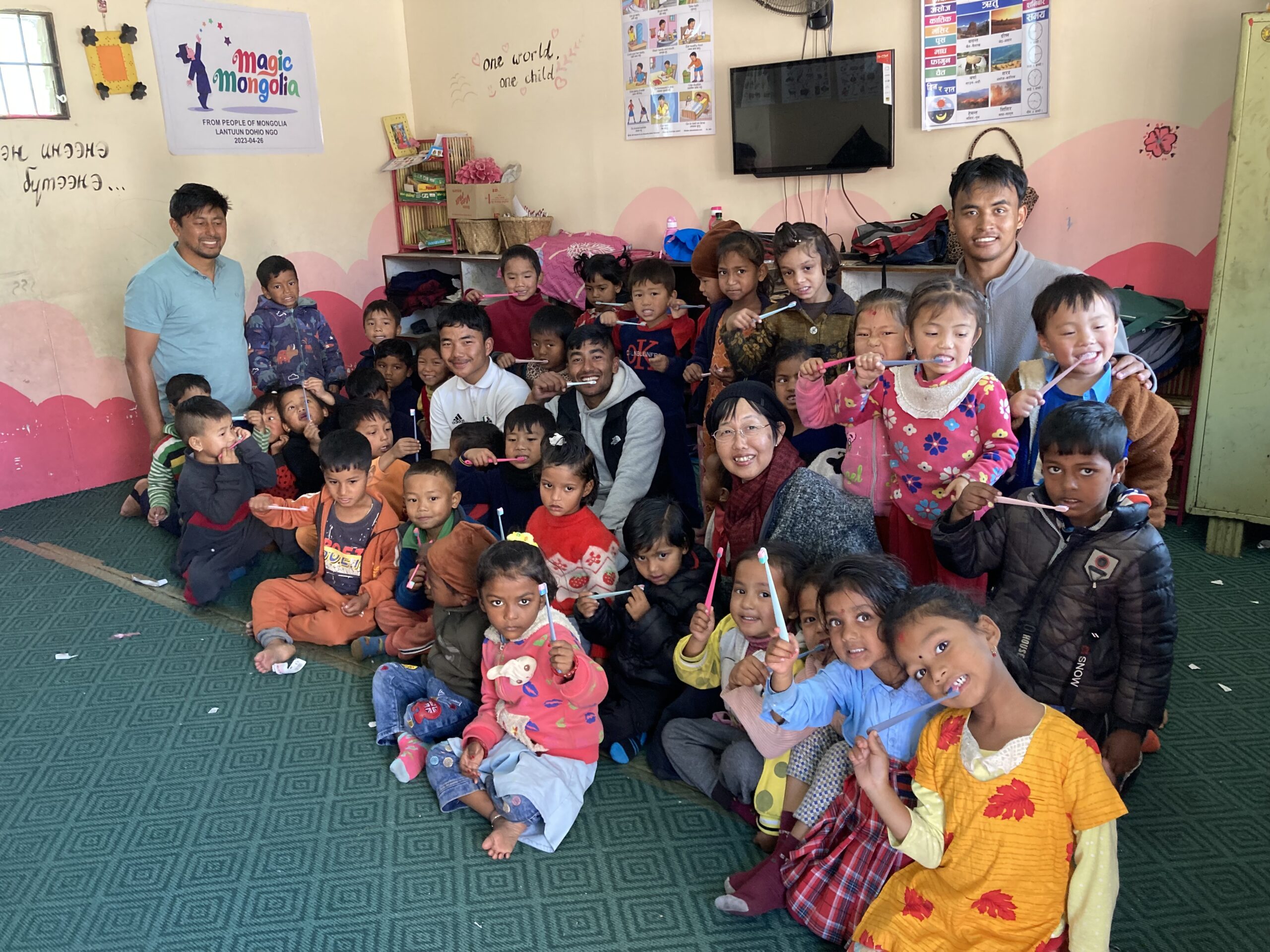 FCレアーレのコーチたちがネパールの公立学校の子どもたちに歯磨き講習会＆歯ブラシの寄付