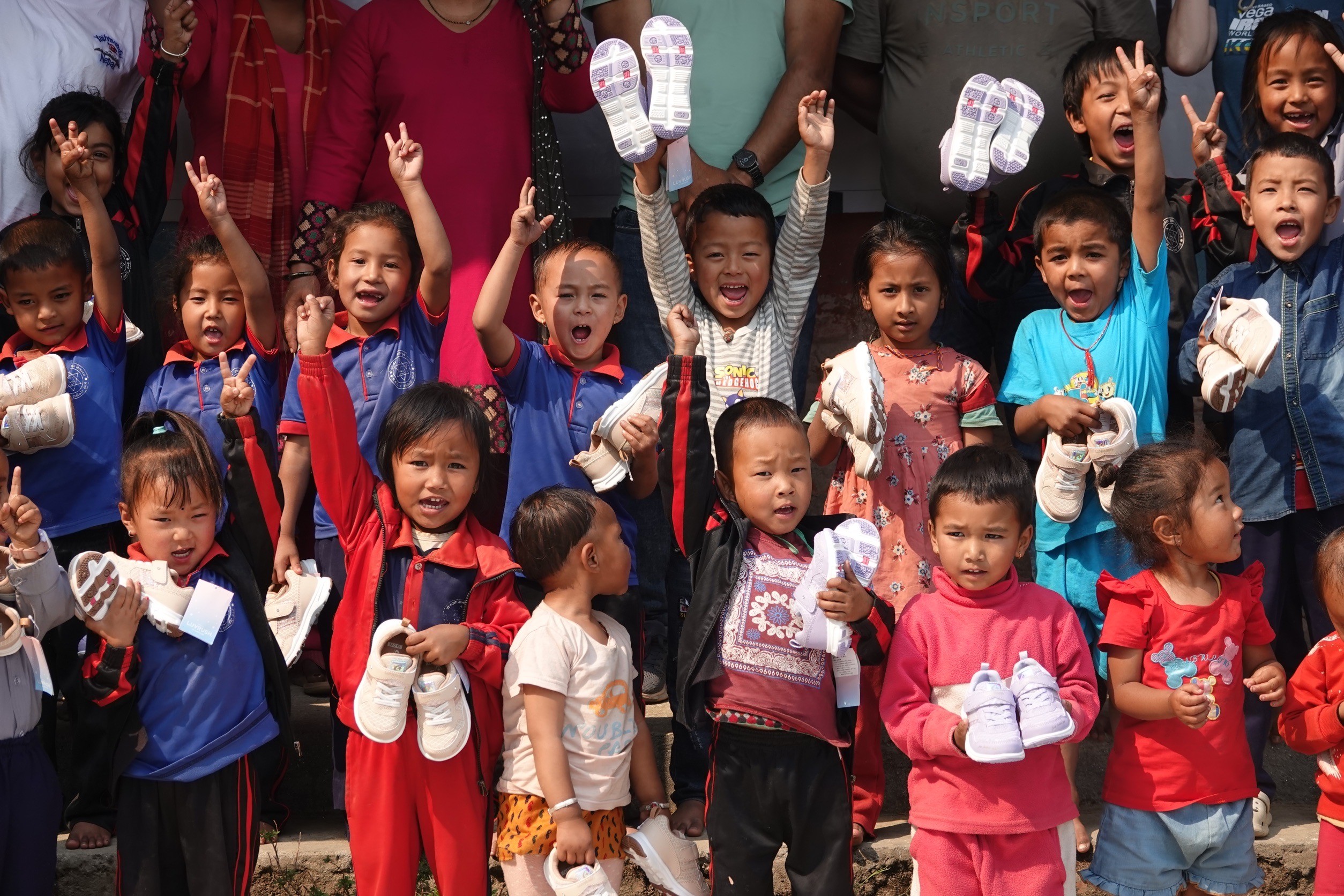 山を越えて希望を届ける！ムーンスター様からご寄付のスポーツシューズをネパールの村の子どもたちに！