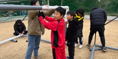 自分の身体を動かして、感覚を磨き、生きる力を身につけよう！新年のバス掃除とゴールポスト作り