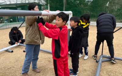 自分の身体を動かして、感覚を磨き、生きる力を身につけよう！新年のバス掃除とゴールポスト作り