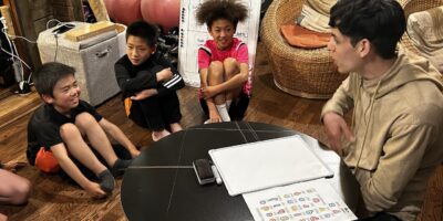トップチームがジュニアを育てる！ サッカー選手✖️英語の先生で、子どもたちのヒーローに